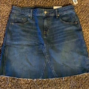 Old Navy dark denim frayed jean skirt.